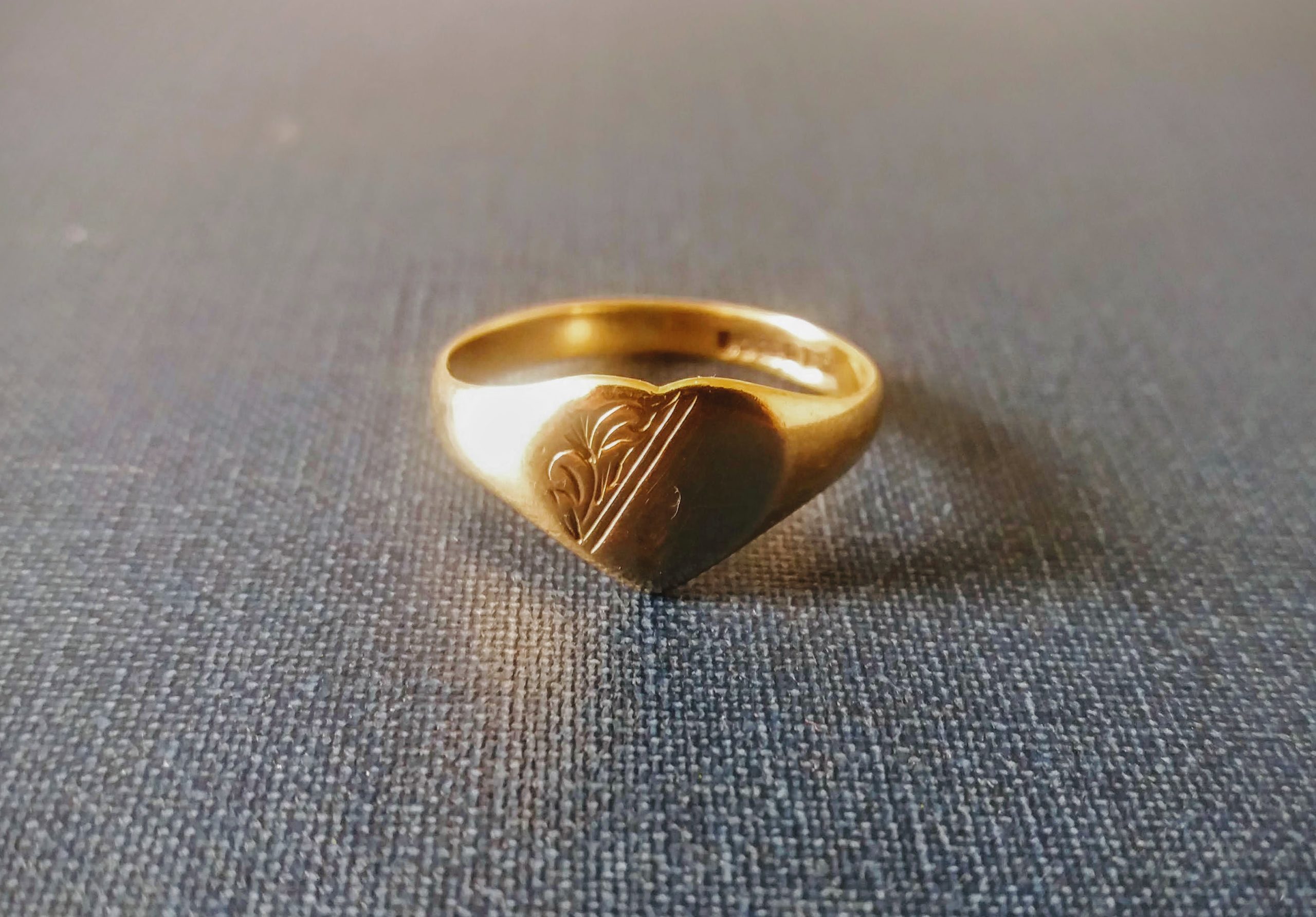 Gold ring with gold-shaped heart